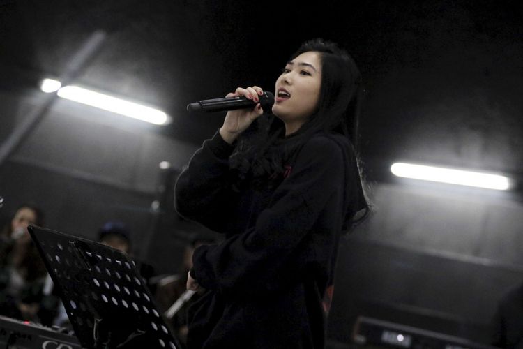 Artis musik Isyana Sarasvati pada sesi latihan persiapan konser Kla Project di Studio 2, Menara Kompas Gramedia, Palmerah Selatan, Jakarta, Selasa (27/11/2018). Menginjak 30 tahun berkarya KLa Project akan menggelar konser yang bertajuk Karunia Semesta pada 5 Desember 2018 mendatang di Jakarta Convention Centre (JCC), Plenary Hall, Jakarta Pusat.
