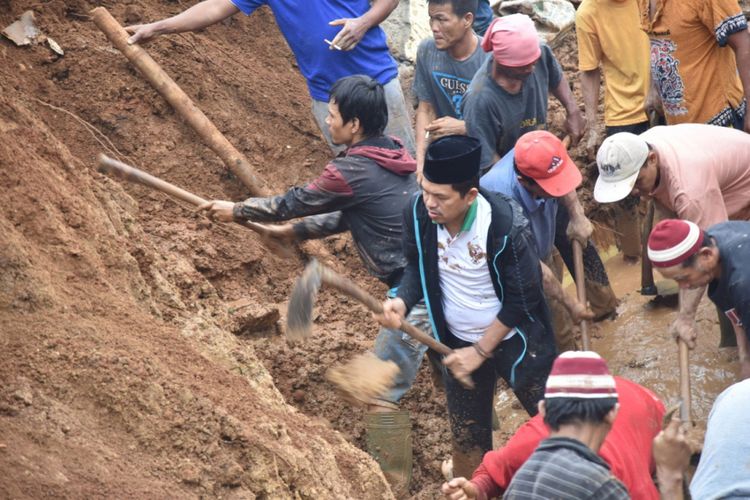 Ketua DPD Golkar Jawa Barat Dedi Mulyadi (peci hitam) ikut menggali bekas longsoran yang menimpa tiga rumah warga di Purwakarta, Rabu (28/11/2018).