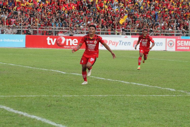 Irsyad Maulana melakukan selebrasi usai mencetak gol ke gawang Persita, Rabu (28/11/2018) di Stadion H.  Agus Salim Padang