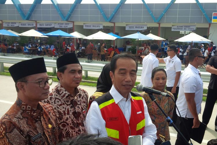 Presiden Jokowi meresmikan Jalan Tolo Solo-Ngawi segmen Sragen-Ngawi di Rest Area KM 538 Jalan Tol Sragen-Ngawi Desa Ngrampal, Sragen, Jawa Tengah, Rabu (28/11/2018).