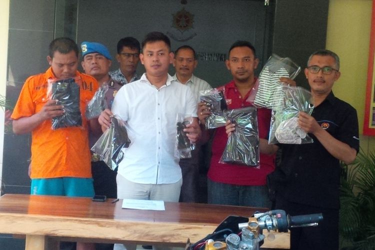 Pelaku Su (baju oranye) diamankan bersama barang bukti di Mapolsek Laweyan, Solo, Jawa Tengah, Kamis (29/11/2018).
