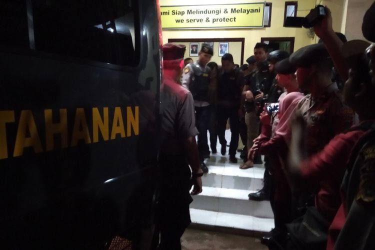 Seorang napi yang kabur berhasil ditangkap aparat kepolisian dan digiring ke mobil tahanan untuk dikembalikan ke LP Kelas II A Lambaro Aceh Besar pada Jumat (30/11/2018) dini hari. 