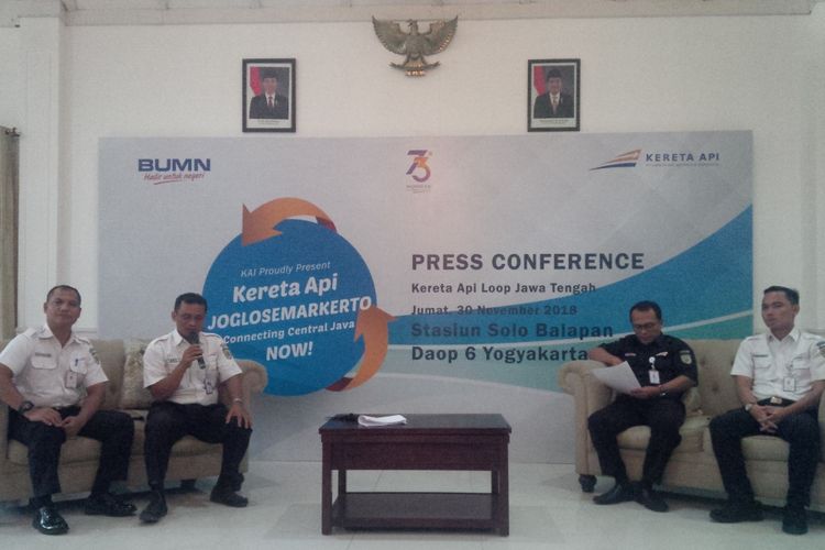 Executive Vice President (EVP) Daop 6 Yogyakarta Eko Purwanto (dua kanan) dalam pers conference peluncuran KA Joglosemarkerto di Stasiun Solo Balapan Solo, Jawa Tengah, Jumat (30/11/2018).