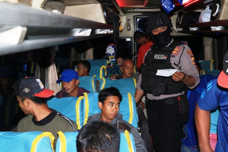 Polisi merazia penumpang bus di jalan nasional Medan-Banda Aceh, Syamtalira Aron, Kabupaten Aceh Utara, Jumat (30/11/2018) dinihari