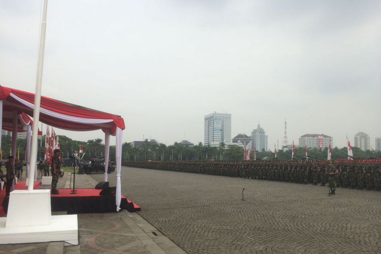 TNI menggelar apel kesiapan untuk membantu Polri dalam pengamanan Natal 2018, Tahun Baru 2019, dan Pemilu 2019, di Lapangan Silang Monas, Jakarta Pusat, Jumat (30/11/2018).