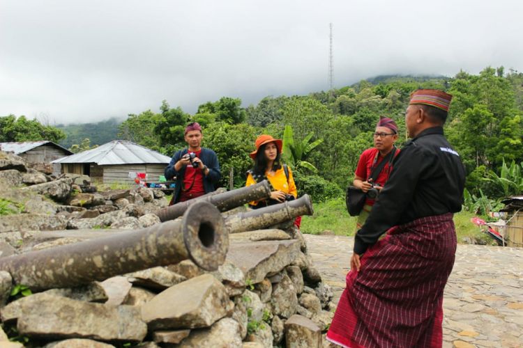 Wisatawan sedang dijelaskan tentang meriam dari Liverpool yang terdapat di Desa Adat Todo, Manggarai, Pulau Flores, NTT, Rabu (29/11/2018).