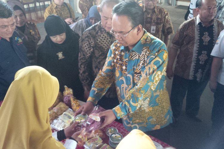 Dirjen Perlindungan dan Jaminan Sosial Harry Hikmat didampingi Bupati Karanganyar Juliyatmono di Pendapa Rumah Dinas Bupati Karanganyar, Jawa Tengah, Sabtu (1/12/2018).