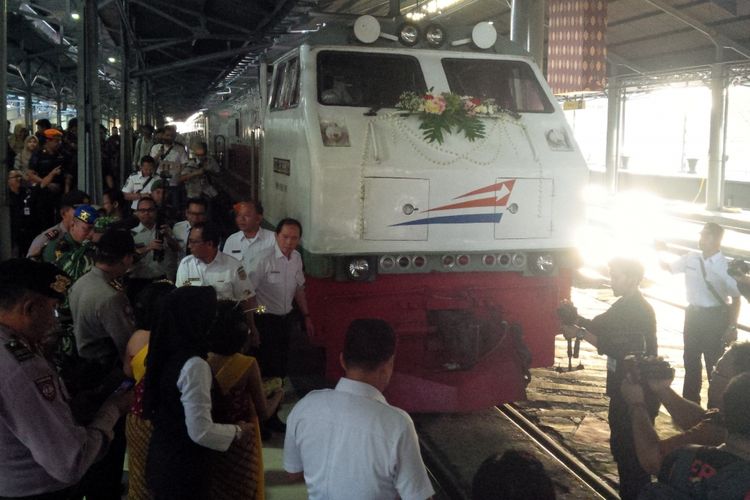 Prosesi peluncuran Kereta Api Joglosemarkerto relasi Yogyakarta-Solo-Semarang-Purwokerto di Stasiun Solo Balapan Solo, Jawa Tengah, Sabtu (1/12/2018).