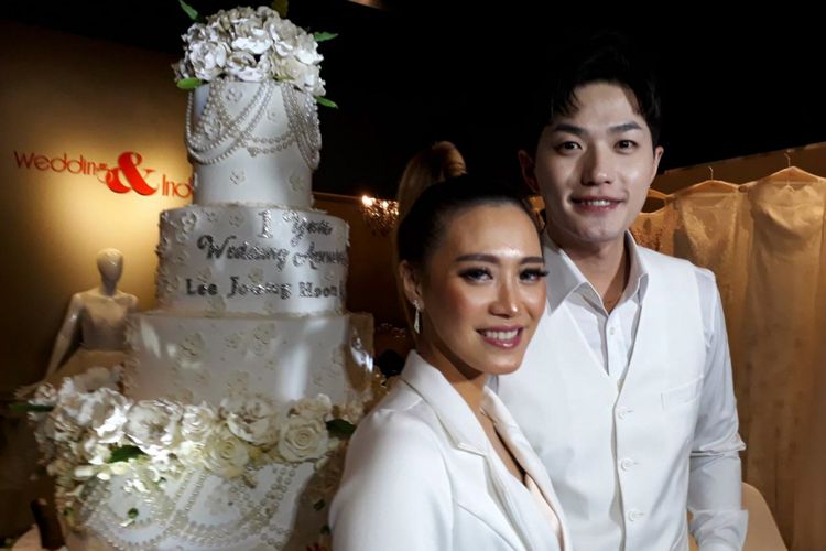 Penyanyi Lee Jong Hoon dan sang istri Monique Oktaviani atau yang karib disapa Moa saat merayakan hari jadi pernikahannya yang pertama di kawasan Kebayoran Baru, Jakarta Selatan, Minggu (2/12/2018).
