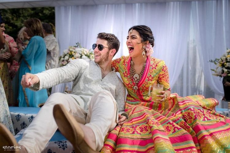 Pasangan Nick Jonas dan Priyanka Chopra dalam upacara Mehendi menjelang pernikahan mereka.