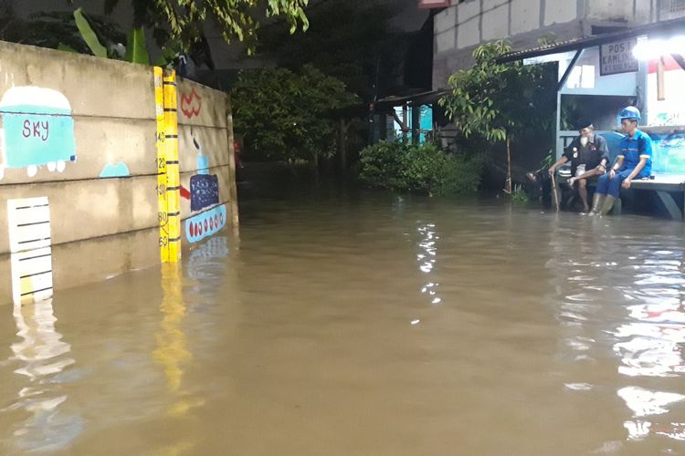 Banjir setinggi 80 sentimeter genangi 183 pemukiman warga di RT 010 RW 005, Jalan Krama Yuda, Rawa Terate, Cakung, Jakarta Timur, Senin (3/11/2018)