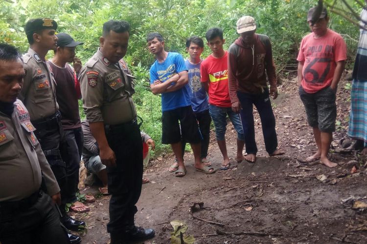 Aparat kepolisian menggelar olah tempat kejadian perkara (TKP) di lokasi pembunuhan bocah gembala kerbau di Kabupaten Takalar, Sulawesi Selatan. Senin, (3/12/2018).