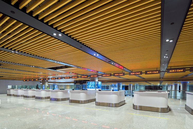 Meja check-in dibuat lebih rendah dibanding yang biasanya ditemukan di bandara lain