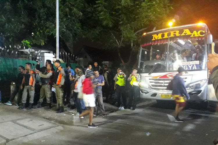 Mahasiswa Papua dievakuasi dari asrama mahasiswa di Jalan Kalasan Surabaya Minggu (2/12/2018)