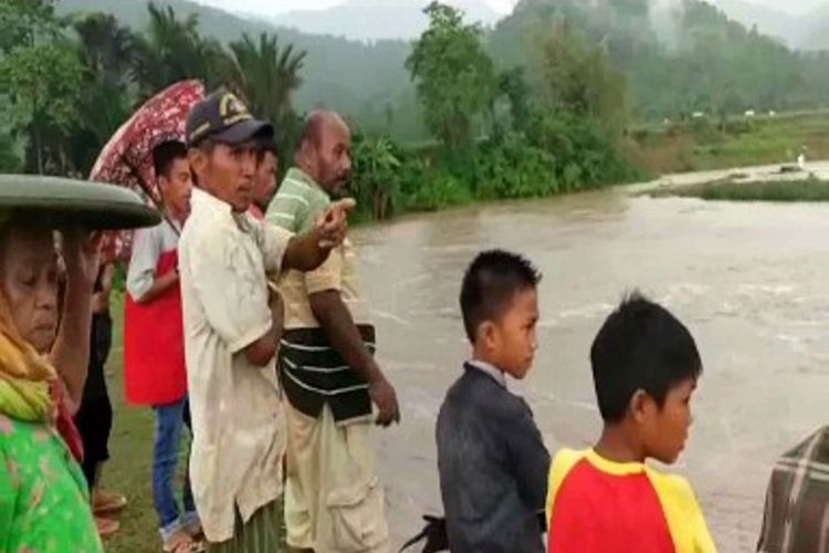 Sungai Dara di Kelurahan Darma, Polewali Mandar, Sulawesi Barat, meluap sejak Minggu (2/11/2018) sore. Warga bantaran sungai panik dan berjaga-jaga di sepanjang muara sungai. 