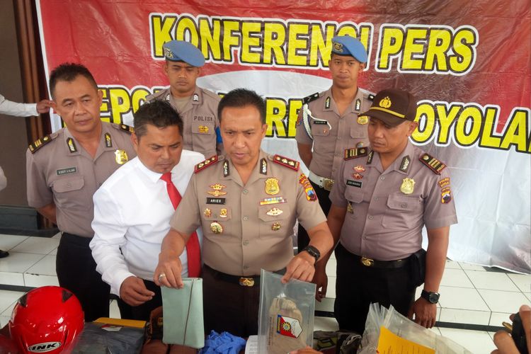 Kapolres Boyolali AKBP Aries Andhi dan Kasat Reskrim Polres Boyolali AKP Willy Budiyanto menunjukkan barang bukti milik tersangka dan korban kasus dugaan pembunuhan di Mapolres Boyolali, Jawa Tengah, Senin (3/12/2018).