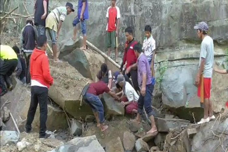 Gunung batu yang longsor di Polewali Mandar pada akhir November lalu menelan korban dua warga tertimbun reruntuhan batu. Namun beratnya medan dan terputusnya akses jalan membuat BPBD Sulbar tidak bisa mengerahkan alat berat ke lokasi.