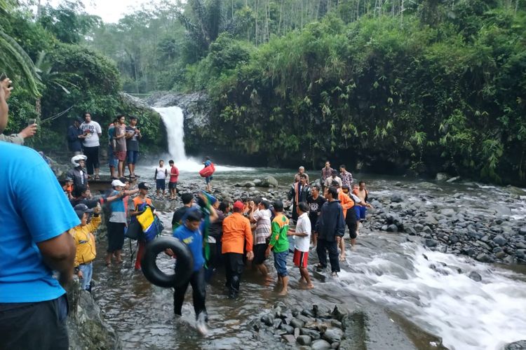 Tim SAR gabungan melakukan pencarian korban Mohammad Aldi Prayogi (18), mahasiswa asal Kalimantan Tengah yang tewas tenggelam saat berwisata di air terjun Curug Bayan, di Grumbul Kalipagu, Desa Ketenger, Kecamatan Baturraden, Banyumas, Jawa Tengah, Minggu (2/12/2018).