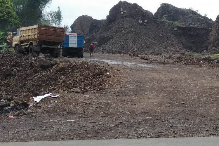 Salah satu lokasi galian pasir di kawasan bukit Jalan Mangkubumi-Indihiang (Mangin) Kota Tasikmalaya yang hampir rata, Senin (3/12/2018)