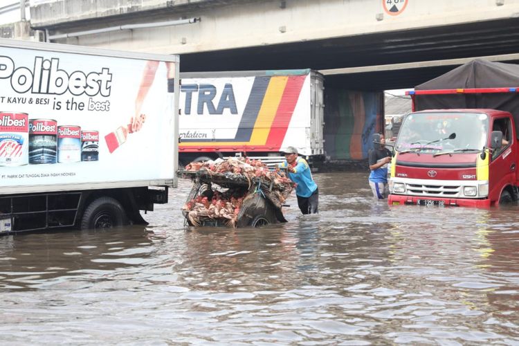 Gubernur Jawa Tengah Ganjar Pranowo mengecek lansung banjir yang terjadi di Kaligawe, Kota Semarang, Selasa (4/12/2018).