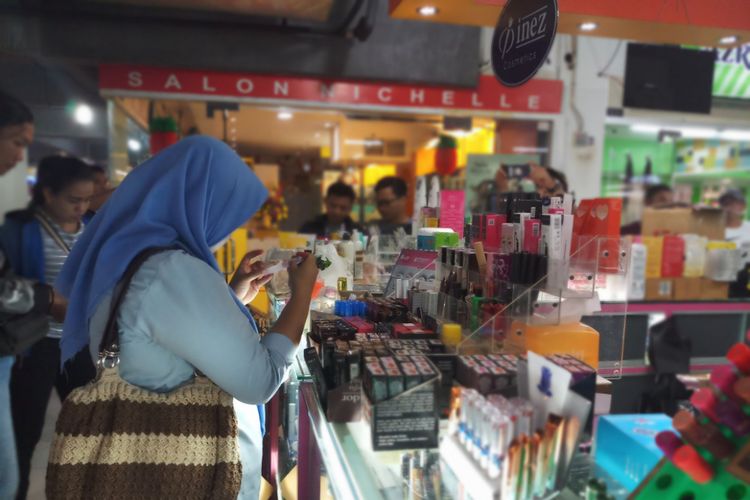 Badan Pengawas Obat dan Makanan (BPOM) Provinsi Kepulauan Riau (Kepri) kembali melakukan penyisiran kesejumlah konter yang menjual kosmetik ilegal, Selasa (4/12/2018).