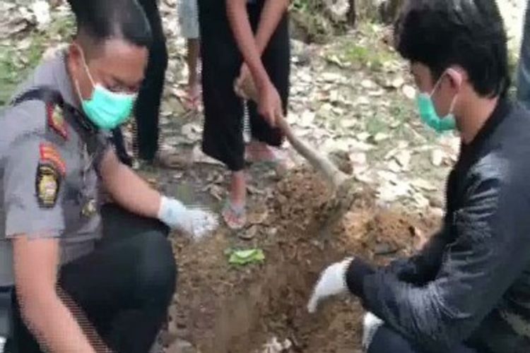 Polisi bongkar kuburan bayi dibuang di belakang rumah warga desa Karave, Kabupaten Pasangkayu, Provinsi Sulawesi Barat, Selasa (4/12/2018) kemarin, orang tua bayi kabur dari rumahnya