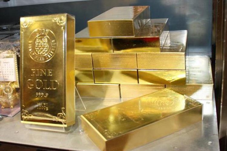 Kalender emas “Gold Bar” dengan harga 1.080 yen yang disusun menyerupai tumpukan bongkahan emas pada display.