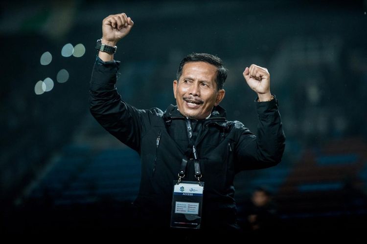 Ekspresi Djajang Nurdjaman usai mengantarkan timnya, Persebaya Surabaya mengalahkan Bhayangkara FC 1-0 di pekan ke-32 Liga 1 di Stadion Gelora Bung Tomo, Senin (26/11/2018).