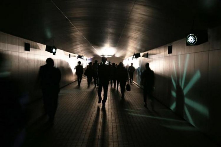 Di “TOKYO TIME TUNNEL ~YAMI~” yang berupa terowongan ini mengajak kita untuk menjelajah ruang dan waktu. Di dalam sini terdengar bunyi jam tua yang bergema ini meningkatkan suasana perjalanan waktu.
