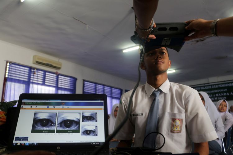 Ilustrasi perekaman e-KTP: Pelajar Sekolah Menengah Atas (SMA) Negeri 1 Banda Aceh, Aceh mengikuti perekaman kartu tanda penduduk elektronik di sekolah tersebut, Kamis (9/3/2017). Petugas kependudukan dan pencatatan sipil Banda Aceh melakukan perekaman ke sekolah-sekolah agar para pemula dengan mudah memperoleh KTP elektronik. Namun, hingga kini blangko KTP elektronik masih kosong, warga diberikan surat keterangan sebagai penggantinya. 