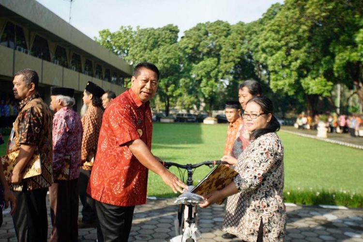 Wali Kota Magelang Sigit Widyonindito memberikan hadiah sepeda untuk warganya yang paling cepat bayar pajak, Kamis (6/12/2018).