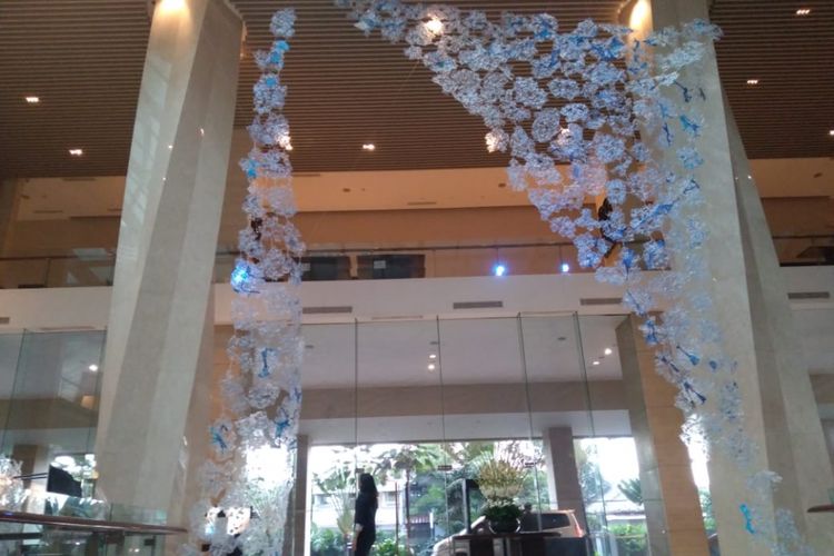Menjelang perayaan Natal, Hilton Bandung menghiasi hotelnya dengan pohon Natal dari sampah botol plastik minuman kemasan.
