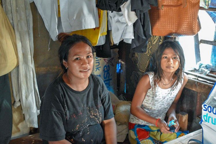 Richelle terus menunggu persetujuan untuk bermukim kembali, berbagi akomodasi dengan saudara dan enam anaknya di Filipina.