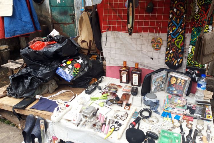 Barang-barang bekas di Jembatan Item, Pasar Loak Jatinegara, Jakarta Timur, Kamis (7/12/2018)