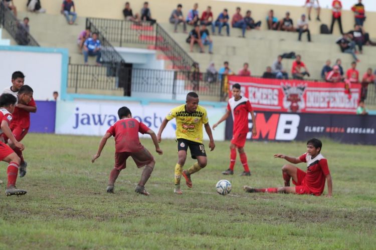 Pemain Semen Padang Abdurahman Lestaluhu mencoba melewati  hadangan  pemain  Nabil FC