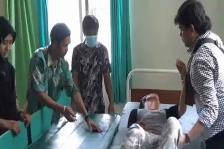 Seorang siswa saat dikembalikan ke Rumah Sakit Umum Daerah Mamuju setelah berusaha bunuh diri dengan memanjat tower setinggi 30 meter, Minggu (9/12/2018).