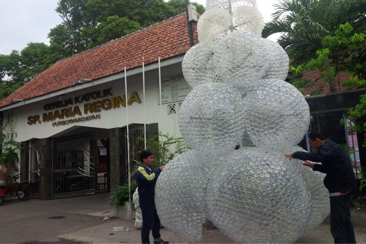 Tim dekorasi menyusun botol bekas air mineral menjadi pohon Natal di Gereja Santa Perawan (SP) Maria Regina Purbowardayan di Solo, Jawa Tengah, Senin (10/12/2018).