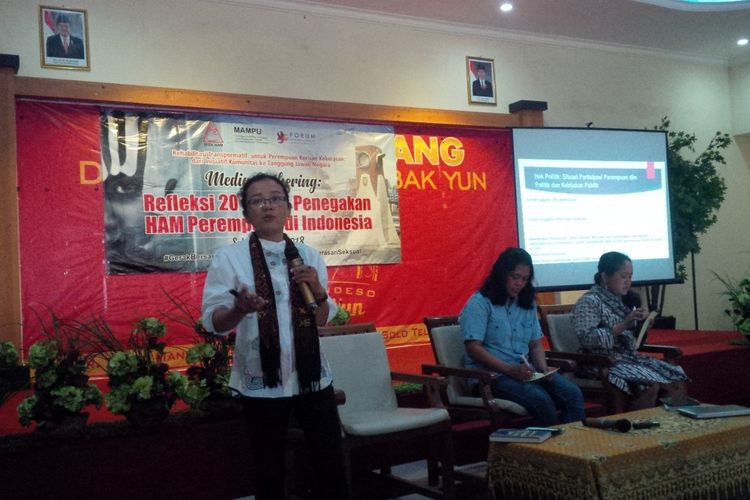 Direktur Spek-HAM Rahayu Purwaningsih (berdiri) dalam Refleksi 20 Tahun Penegakan HAM Perempuan di Indonesia di Solo, Jawa Tengah, Senin (10/12/2018).