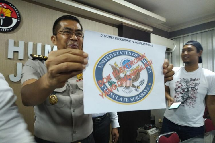 Barang bukti penipuan rekrutmen calon pegawai Konjen AS di Surabaya diamankan di Mapolda Jatim, Senin (10/12/2018)