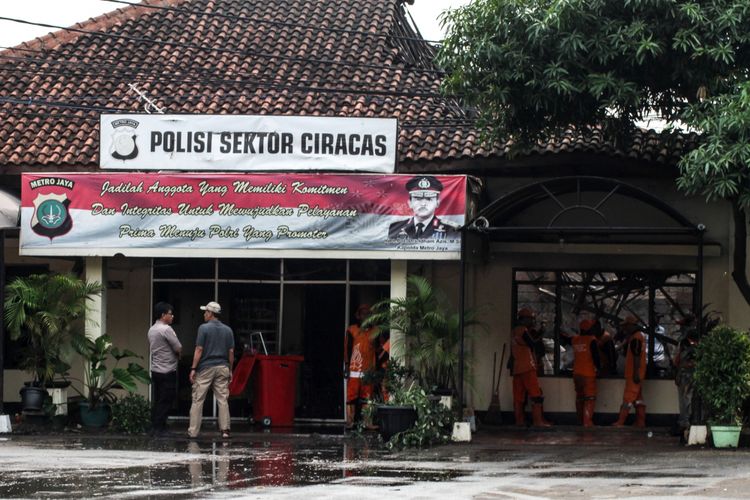Petugas kepolisian beraktivitas usai perusakan dan pembakaran Polsek Ciracas, di Jakarta, Rabu (12/12/2018). Perusakakan dan pembakaran Polsek Ciracas yang dilakukan ratusan orang itu  terjadi pada Rabu dini hari (12/12/2018), yang dipicu ketidakpuasan atas penanganan kasus pemukulan seorang anggota TNI.