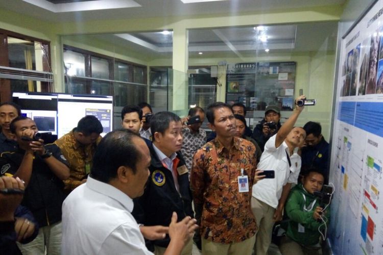 Menteri ESDM Ignasius Jonan saat mendengarkan penjelasan Kepala PVMBG Kasbani terkait situasi terkini aktivitas Gunung Merapi di pos pantau Kaliurang Yogyakarta, Rabu (12/12/2018). 