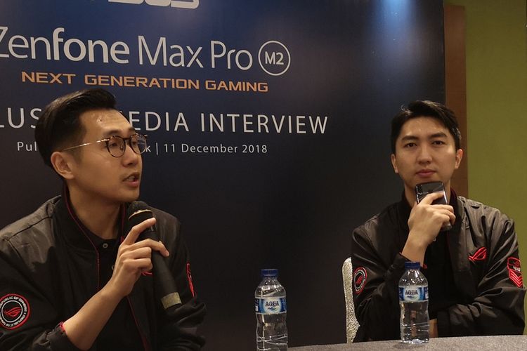 Asus Regional Marketing Manager Indonesia and Malaysia Galip Fu (kanan), dan Asus South East Asia Regional Director Jimmy Lin dalam sesi wawancara seusai acara peluncuran smartphone Asus ZenFone Max M2 dan Max Pro M2 di Jakarta, Selasa (11/12/2018).