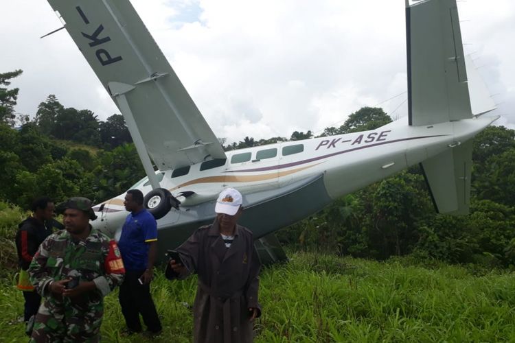 Kondisi pesawat yang tergelincir di Bandara Dabra, Kabupaten Membramo Raya, Rabu (12/12/2018)