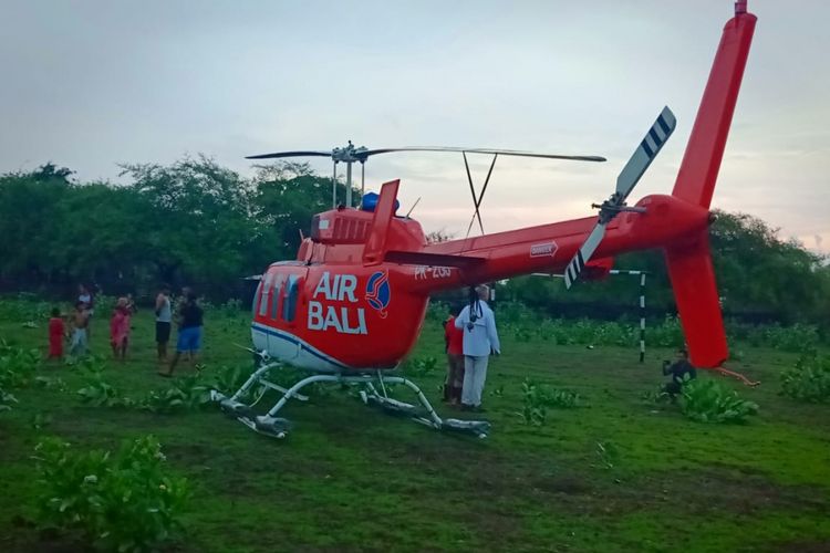 Helikopter asal Timor Leste yang dipiloti oleh seorang warga Australia, mendarat darurat di Kabupaten Kupang, Nusa Tenggara Timur (NTT)