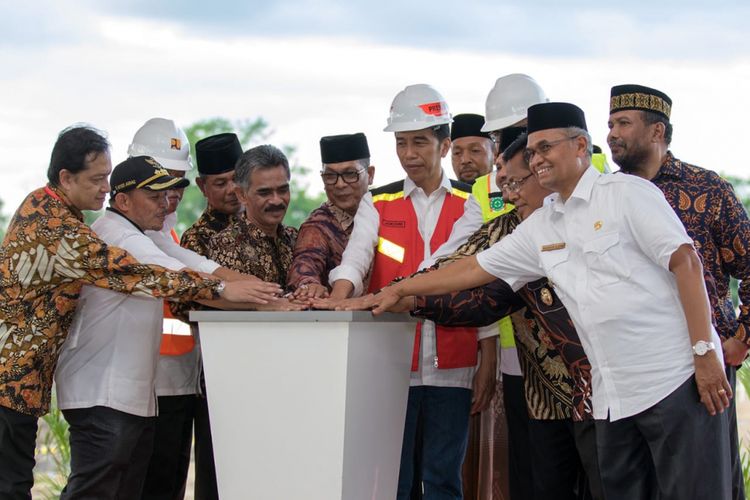 Penekanan sirine dan penandatanganan prasasti tanda dimulainya pembangunan Tol Banda Aceh-Sigli oleh Presiden Joko Widodo, Jumat (14/12/2018).