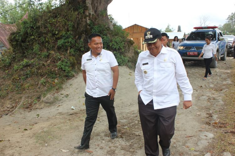 Bupati Samosir Rapidin Simbolon saat monitoring pembangunan di Kecamatan Ronggurnihuta, Kabupaten Samosir, Jumat (14/12/2018). 