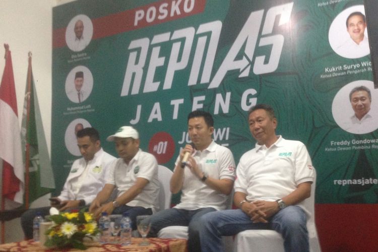 Puluhan pengusaha muda yang tergabung dalam Relawan Pengusaha Muda Nasional (Repnas) Jawa Tengah mendeklarasikan mendukung pasangan Joko Widodo dan Maruf Amin di Pilpres 2019 di Semarang, Jumat (14/12/2018)