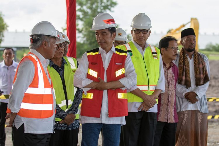 Penekanan sirine dan penandatanganan prasasti tanda dimulainya pembangunan Tol Banda Aceh-Sigli oleh Presiden Joko Widodo, Jumat (14/12/2018).