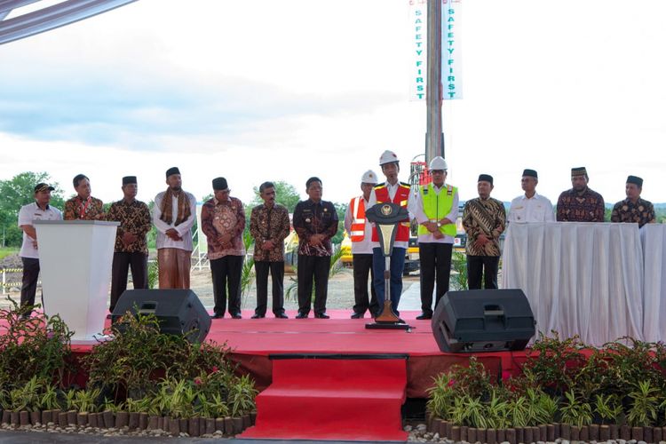 Penekanan sirine dan penandatanganan prasasti tanda dimulainya pembangunan Tol Banda Aceh-Sigli oleh Presiden Joko Widodo, Jumat (14/12/2018).