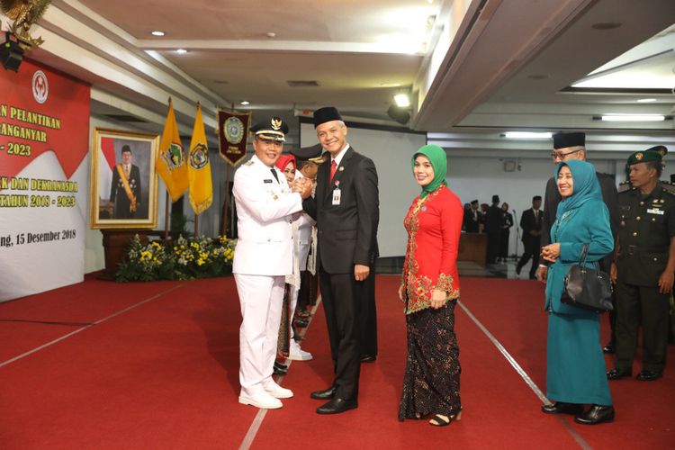 Gubernur Jawa Tengah Ganjar Pranowo melantik Juliyatmono dan Rober Christanto sebagai Bupati dan Wakil Bupati Karanganyar, Juliyatmono periode 2018-2023, Sabtu (15/12/2018).